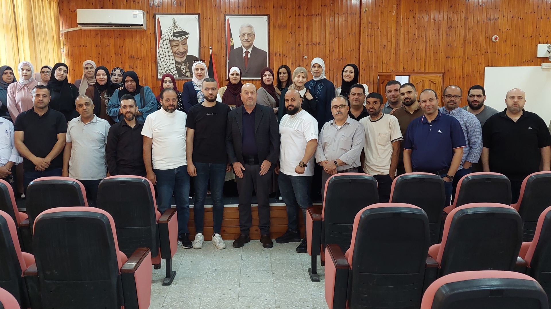 محافظة قلقيلية - يوم دراسي وتدخل نفسي مع العاملين الاجتماعيين الفلسطينيين في محافظة قلقيلية - في مبنى المقاطعة  - تدخل نفسي جمعي للعاملين الاجتماعيين- أطباء لحقوق الانسان مع رئيس الوفد د. صلاح حاج يحيى - التدخل النفسي تم من قبل د. محمود سعيد والمعالج النفسي إبراهيم إغبارية - الأربعاء  28/05/2025